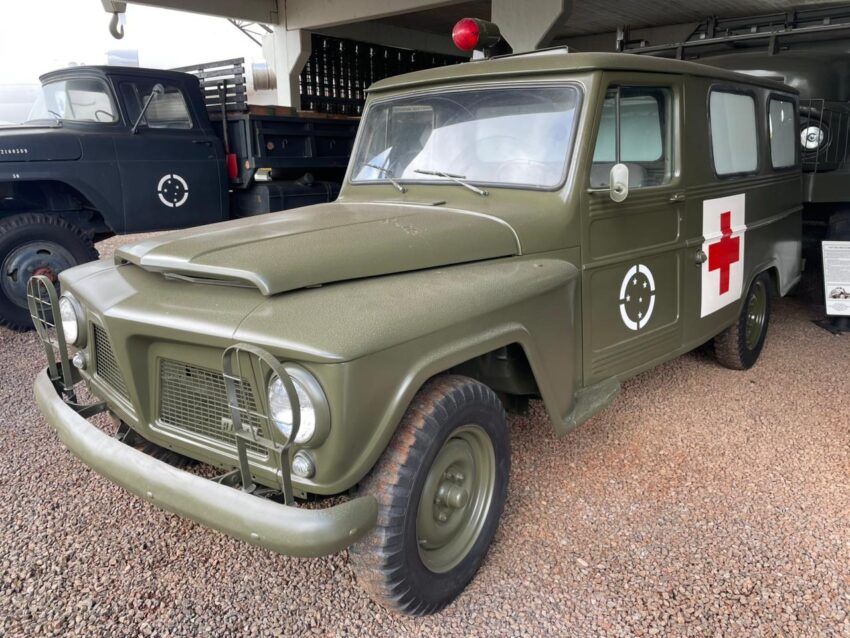 VIATURA FORD AMBULÂNCIA M615